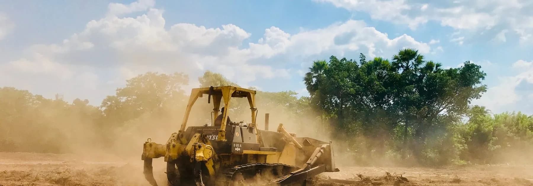 Bouteur nivelant le terrain d’un chantier