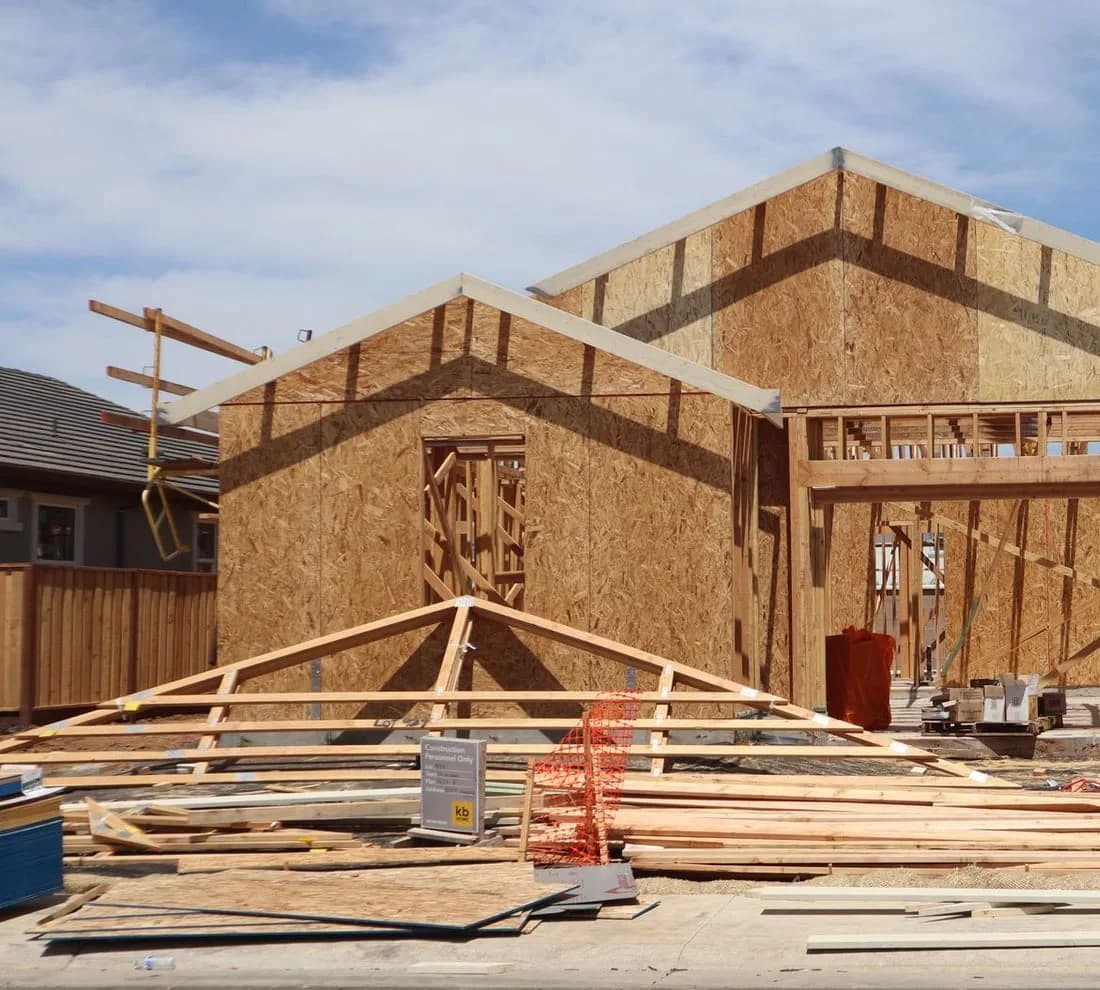 Charpente de bois d’une maison neuve en cours de montage