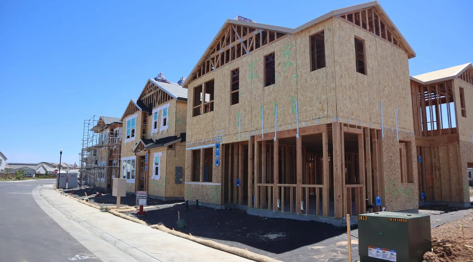 Maisons neuves en construction le long d’une rue résidentielle