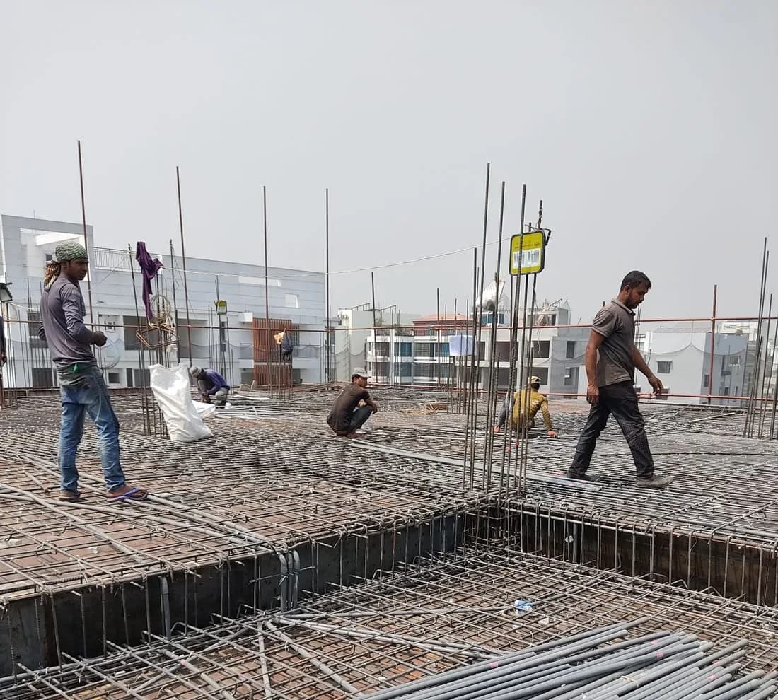 Ouvriers installant l’armature d’acier d’une dalle de fondation