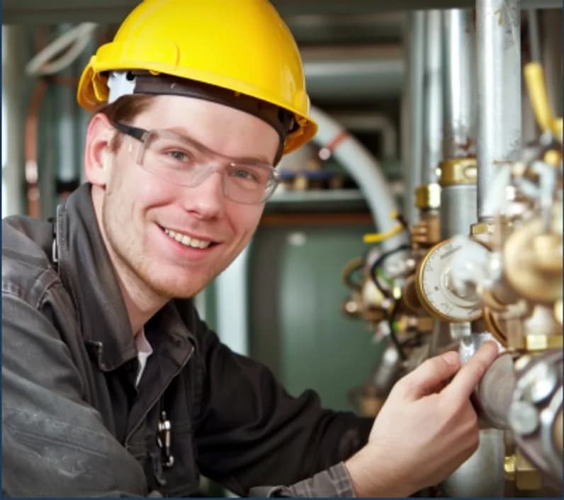 Technicien devant un chauffe-eau