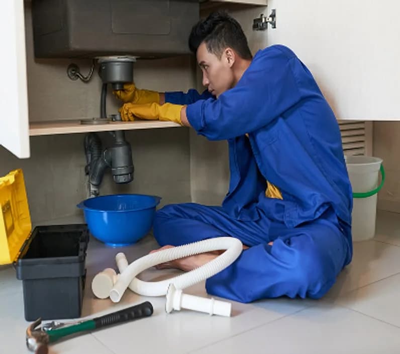 Débouchage de drain sous un lavabo
